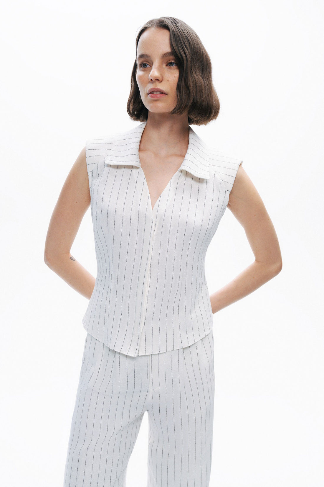 Sleeveless Linen Blend Shirt with Shoulder Pads