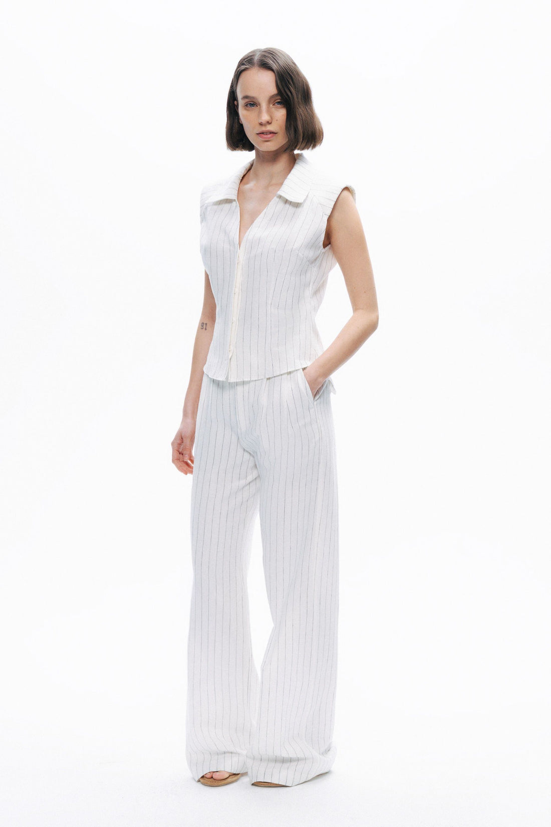 Sleeveless Linen Blend Shirt with Shoulder Pads